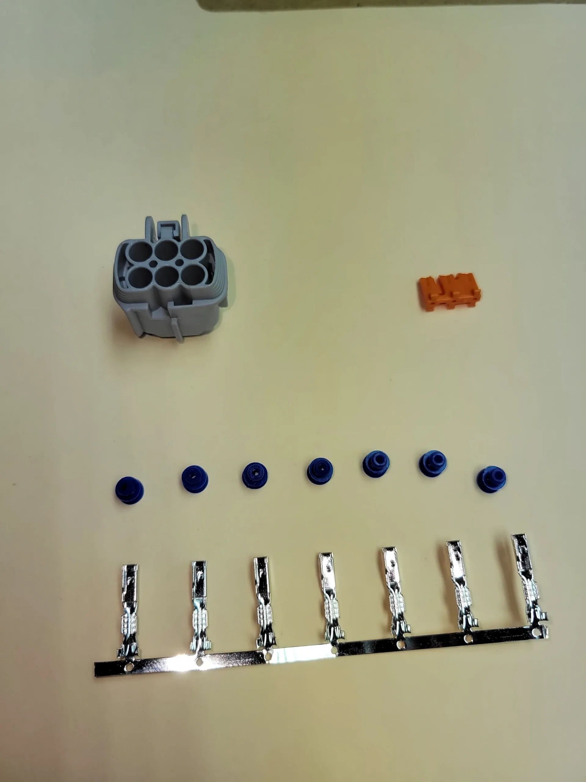 6 pin Female light gray Nissan connector